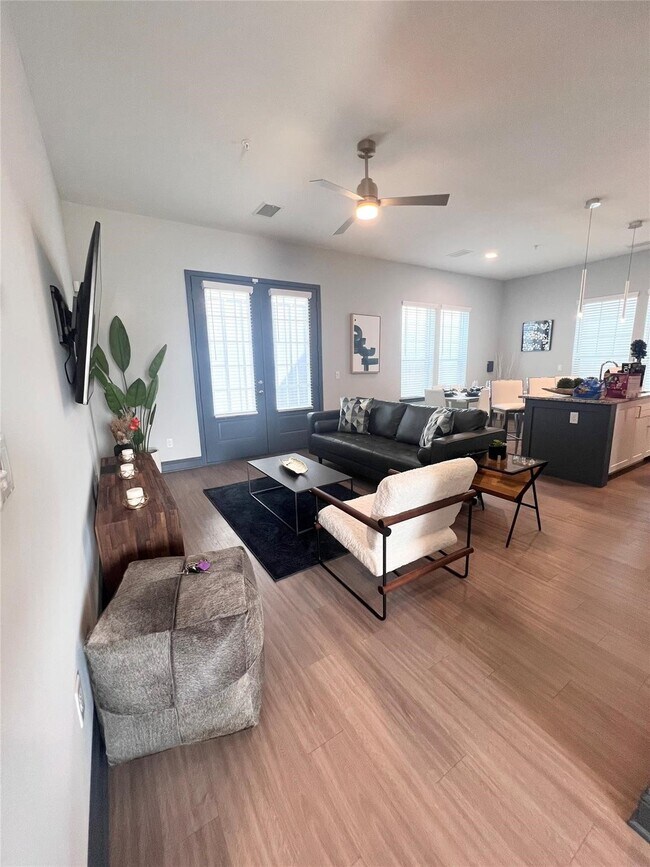 Building Photo - 4250 Woodridge Pkwy