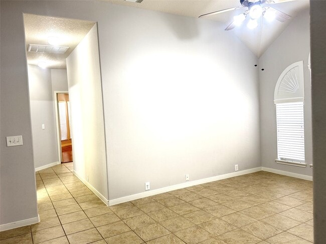 Building Photo - 2910 Sandleigh Dr