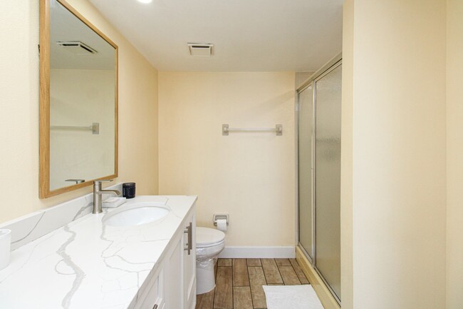 Building Photo - ** 2/2 FIRST FLOOR EMERALD LAKES BEAUTY RE...