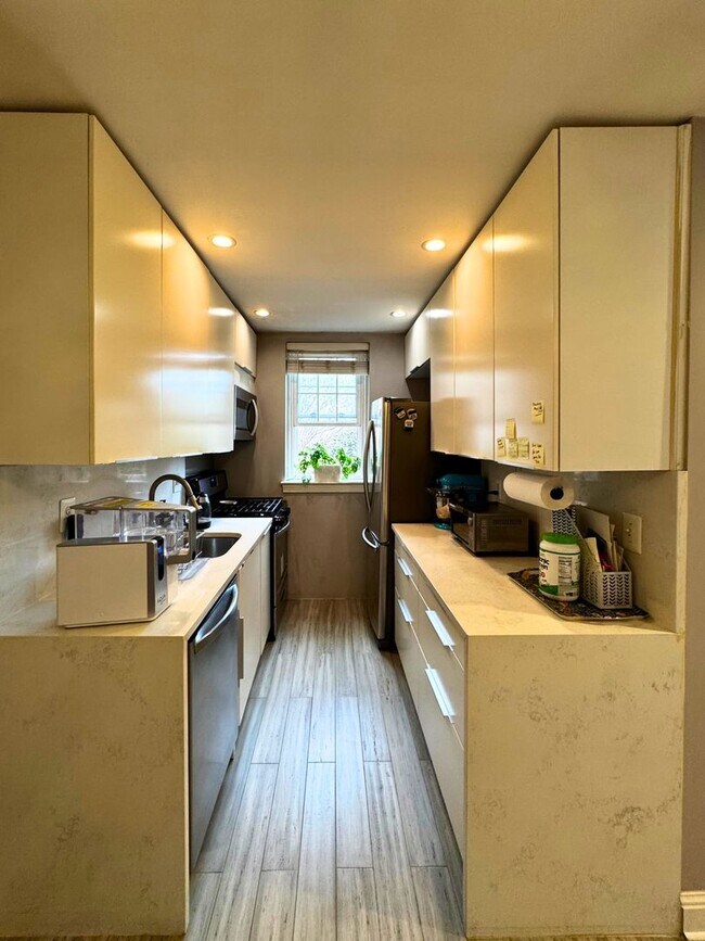 Building Photo - Modernized Fully Furnished 1BR, 1BA Condo at Arbors of Arlington