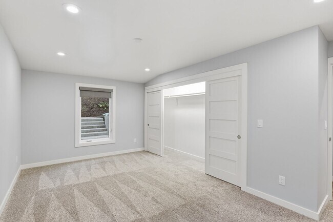 Building Photo - Stunning 4 Bedroom/2 Bathroom West Linn Retreat with Designer Firepit & Gorgeous Views!