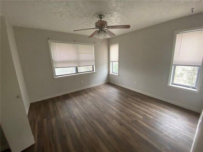Building Photo - 906 N LBJ Dr
