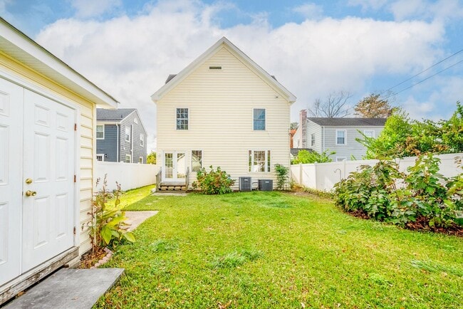 Building Photo - MOVE-IN READY! Quiet Neighborhood near Sho...