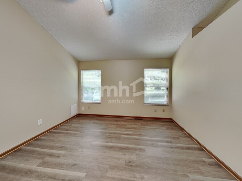 Building Photo - 8190 Pelham Dr