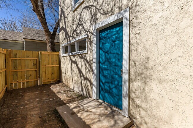 Building Photo - Spacious Backhouse Near Texas Tech, and Medical Centers!!