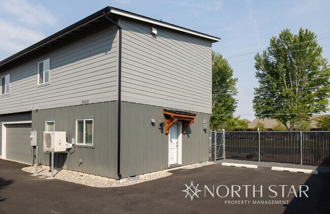 Building Photo - New, Bright & Spacious 3 bed/2.5 bath w/ Garage