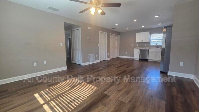 Building Photo - 1104 N Vermont Ave