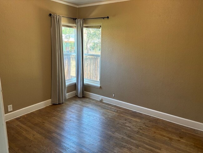 Building Photo - 2 bedroom, 1 bath cottage in the heart of ...