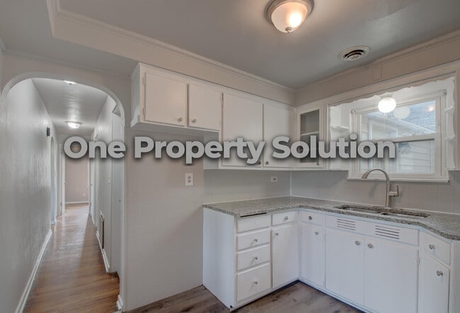 Building Photo - 200 E 69th Pl