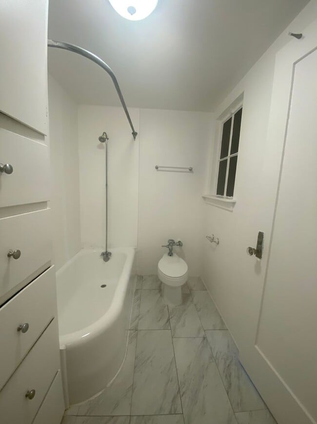 Building Photo - Downtown Long Beach Studio/1BA  *Only $1,000 Deposit!