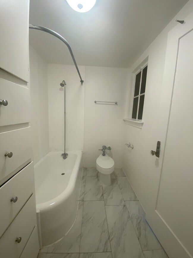 Building Photo - Downtown Studio