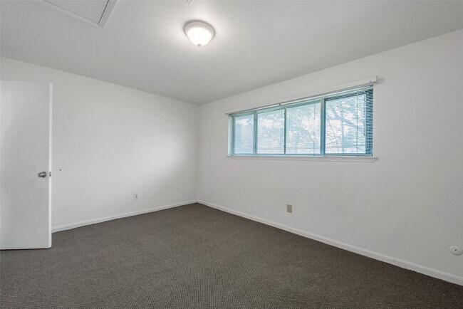 Building Photo - 1915 Mustang Springs Dr