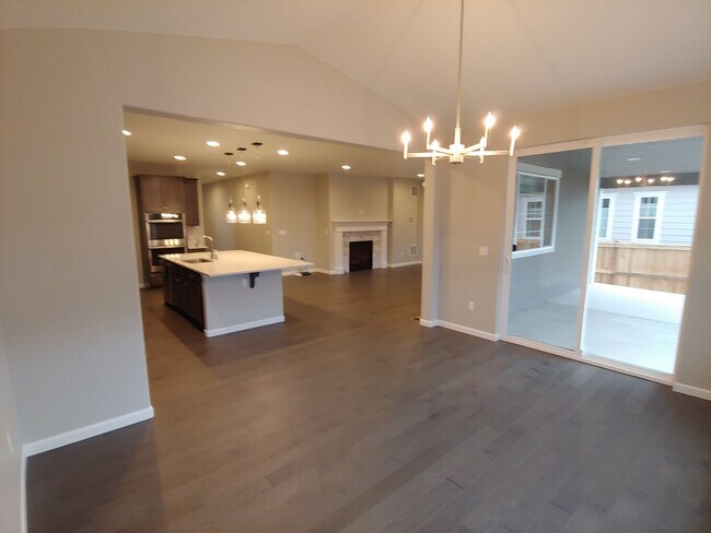 Building Photo - Gorgeous 4 Bed 3.5 Bath in Fantastic Location