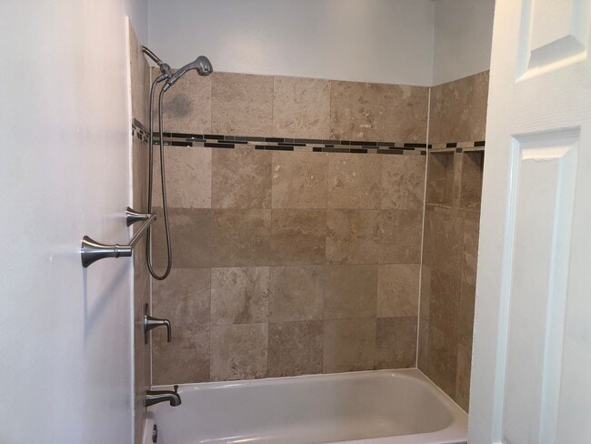 Building Photo - 3 bedroom 1.5 bathroom in Baltimore