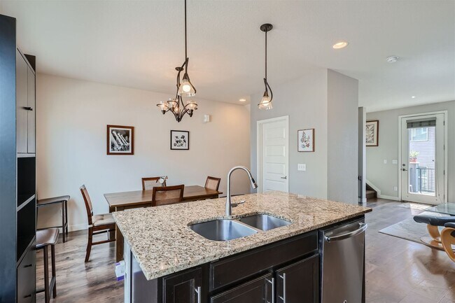 Building Photo - Modern 2 BDR Townhome in Broomfield