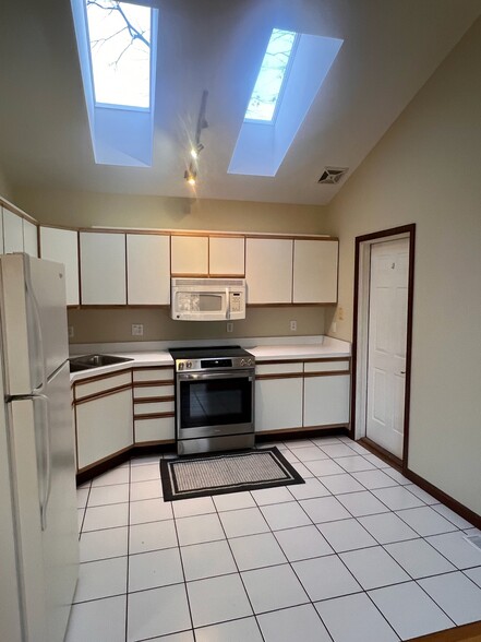 Building Photo - 5475 Jamestown Ct