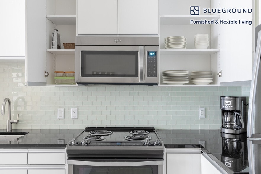 Building Photo - 690 Long Bridge St