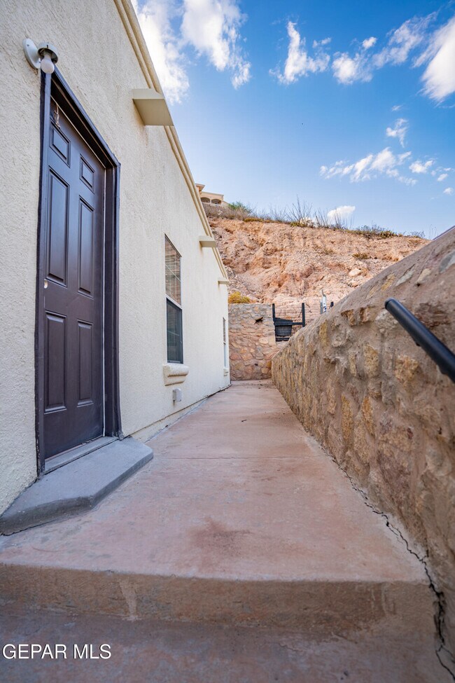 Building Photo - 4725 Pistolero Ln