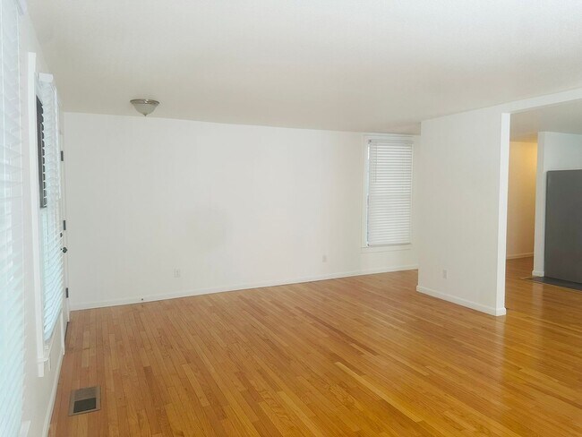 Building Photo - Spacious 1 Bedroom in Downtown Sacramento Where Convivence Is KEY! CALL Today To Schedule a Showing!