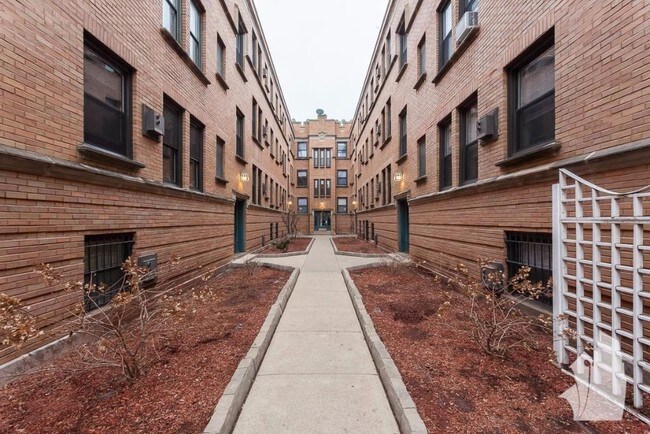 Building Photo - 821a W Cornelia Ave