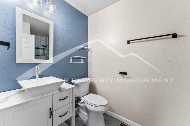 Building Photo - Spacious Townhouse with Washer/Dryer and Central AC