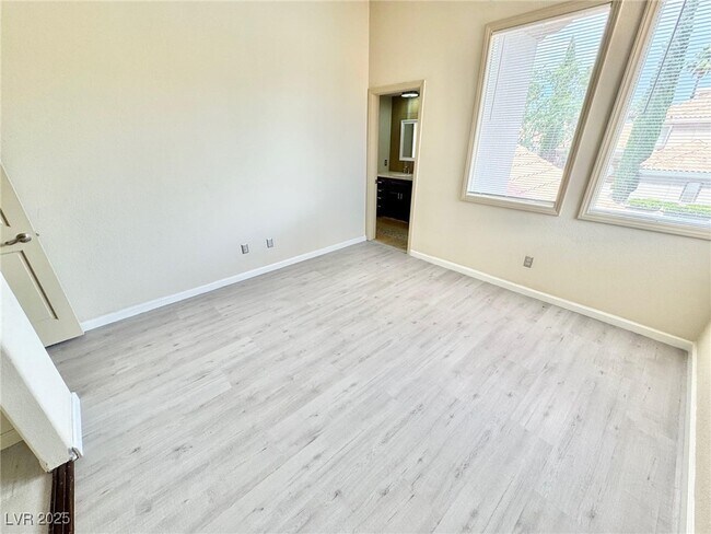 Building Photo - 8753 Rainbow Ridge Dr