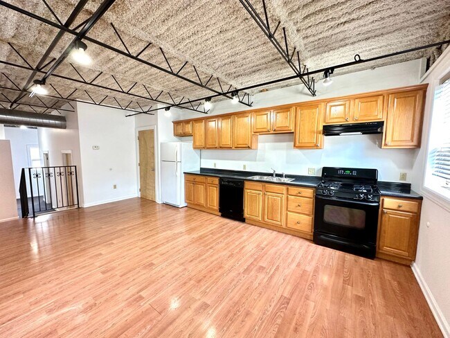 Building Photo - One Bed, One Bath Apartment in the Heart o...