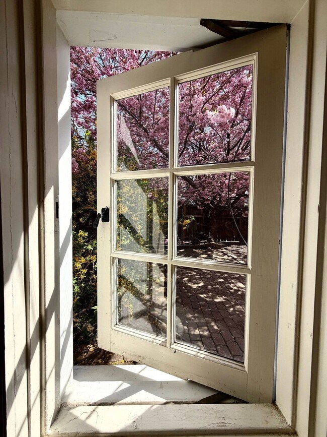 Building Photo - 738 E Madison St