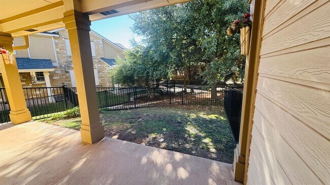 Building Photo - 16100 S Great Oaks Dr