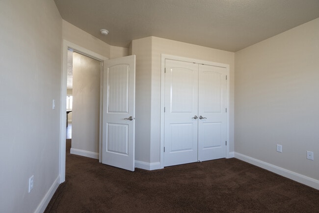 Building Photo - 3 bed 2 bath home with fully-fenced yard