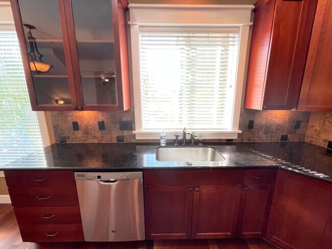 Building Photo - Happy Valley Townhome! 2Bed + Den/Office w/ 2.5 Bath ~ Garage, Washer/Dryer ~ Convenient to PDX A...