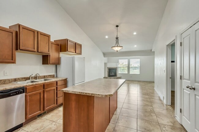 Building Photo - 93 River View Dr