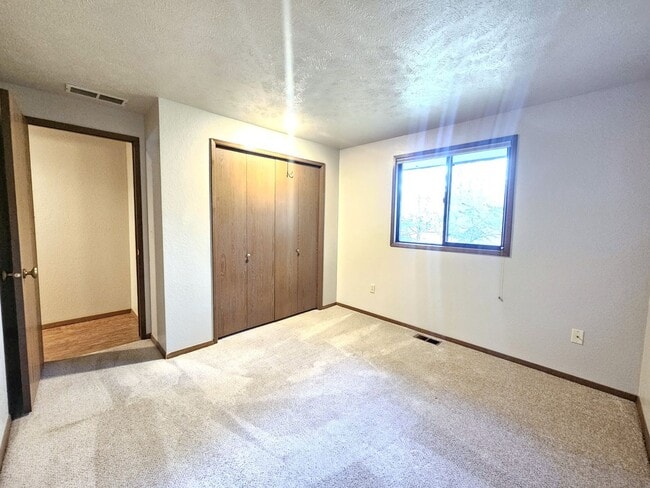 Building Photo - 6902 N Old Fort Dr