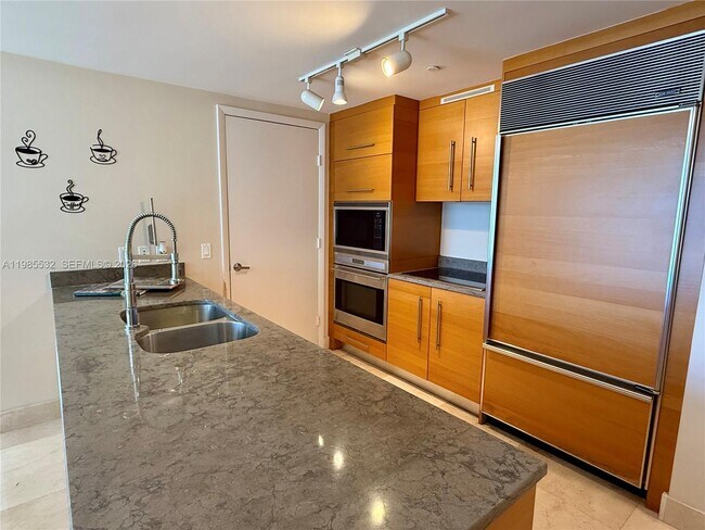 Building Photo - 475 Brickell Ave