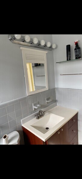 Building Photo - 530 NE 138th St