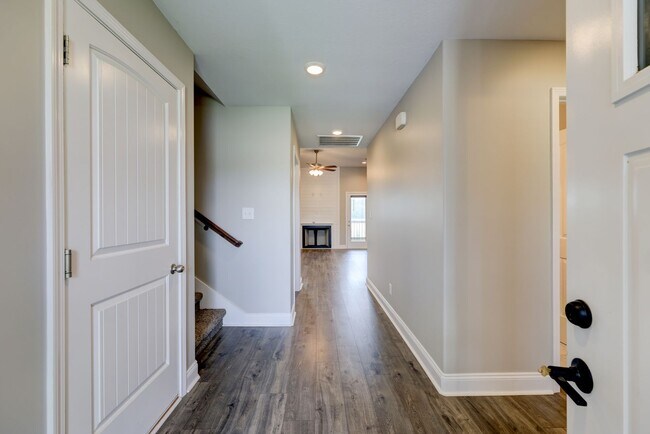 Building Photo - Sharp 3 bed 2 bath with Bonus room and nice fenced yard.