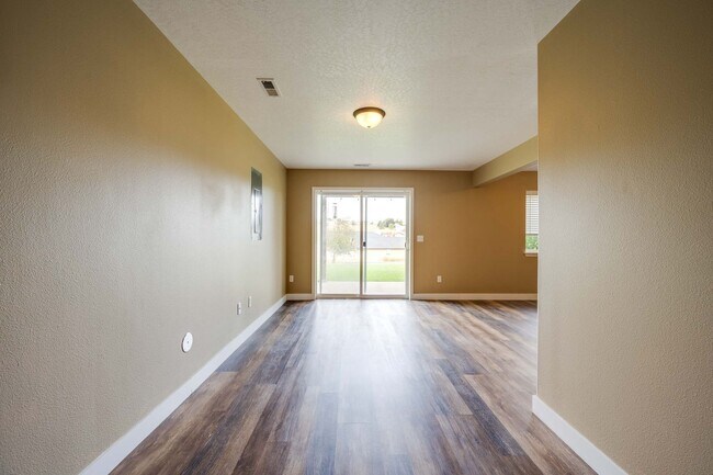 Building Photo - Charming Pullman Retreat with Space to Live and Entertain