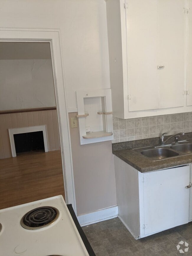 Building Photo - $1000 - 2 Bedroom 1 Bath Apartment - Less ...