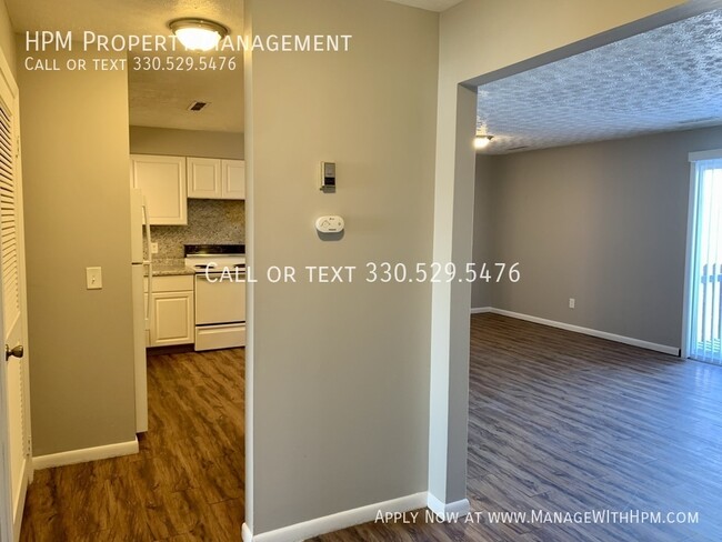 Building Photo - Move-in Special! Spacious Updated Plain To...