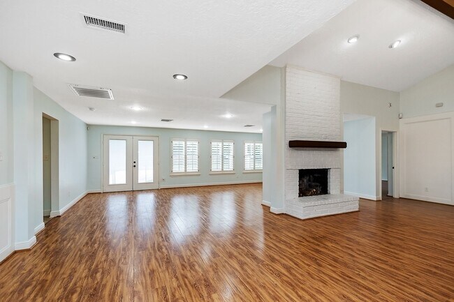 Building Photo - 5511 Greentree Dr