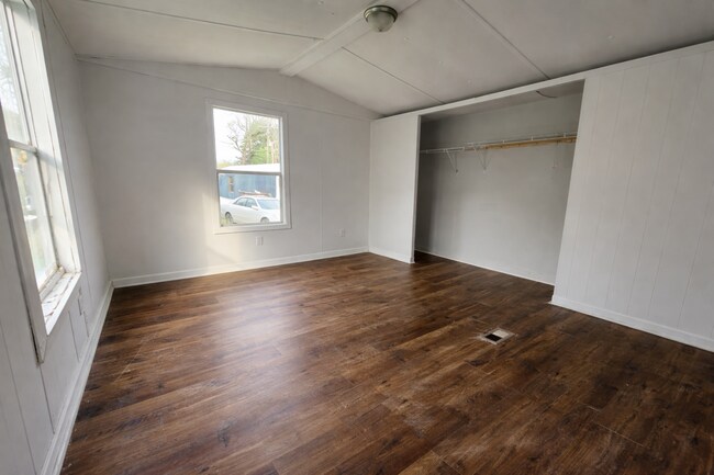 Building Photo - 412 McElhaney Rd