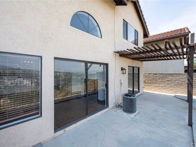 Building Photo - The Perfect Blend of Space, Style & Locati...