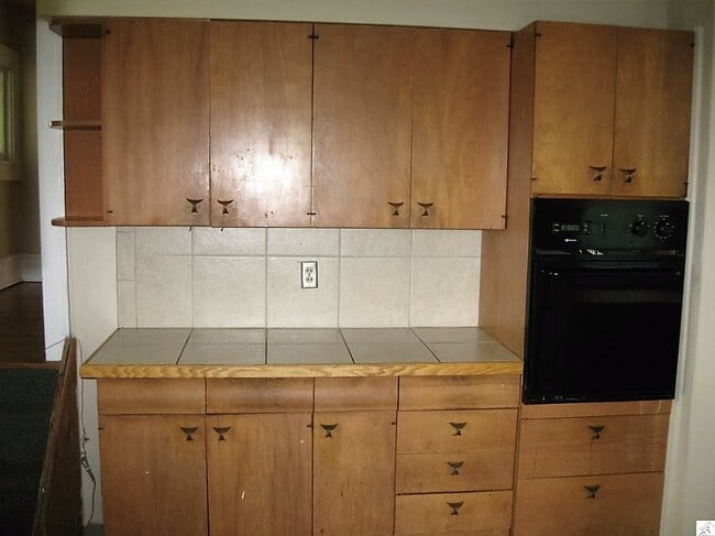 Building Photo - AVAILABLE JUNE - 6 Bed, 2 Bath Home Close to Campus!