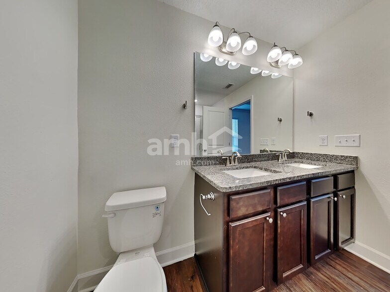 Building Photo - 927 Tan Tara Trl