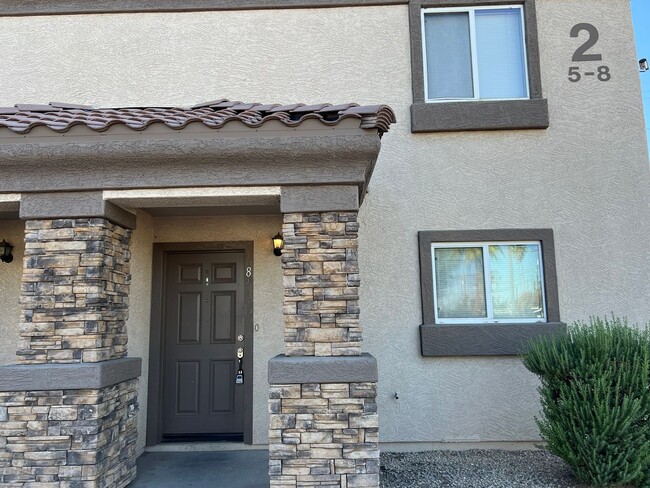 Building Photo - 2 Bedroom 1.5 Bath  Move in Ready in North...