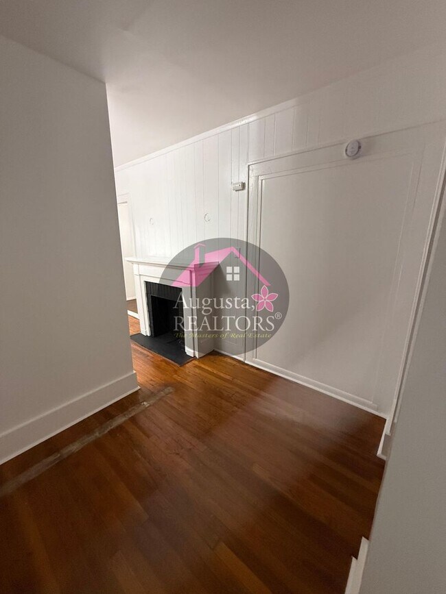 Building Photo - Large one bedroom near ACU