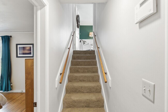 Building Photo - Charming Midtown bungalow just minutes from downtown!