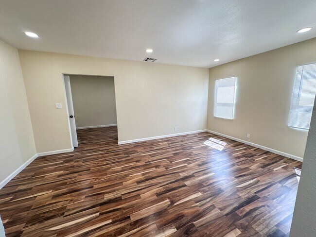 Building Photo - Charming 2-Bedroom Home in North Hollywood!