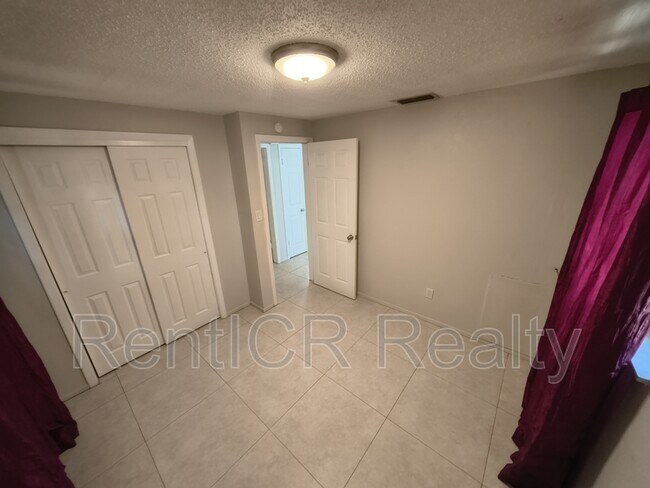 Building Photo - 561 Laura Ln