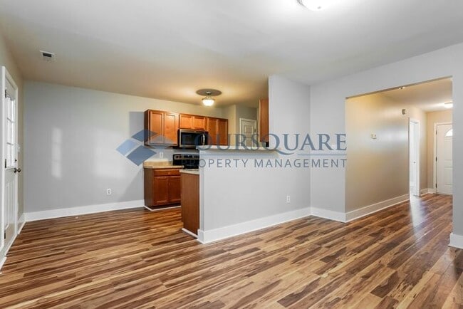 Building Photo - Townhome | Master Bedroom Walk-in Closet |...